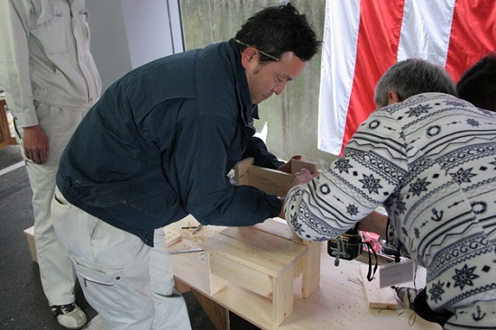 三和建設の現場監督たちもお手伝い　貯金箱や椅子を作る木工教室①